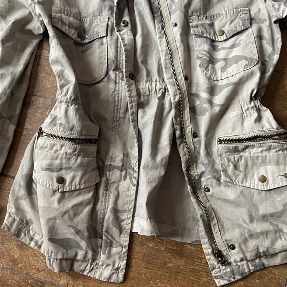 Stylish Camo Women's Jacket. Lily Aldridge Velvet. Size small. Great condition. - Picture 3 of 4